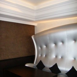 C213 Luxxus Orac Decor lekki biały gzyms o minimalistycznym i eleganckim wyglądzie