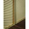 Elegancka sypialnia z dekoracyjną ścianą za łóżkiem wykonaną z paneli WX213 Orac Decor. Subtelny relief tworzy przytulny, a jedn