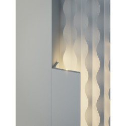 Panel ścienny W219 Orac Decor uchwycony z boku. Widoczna głębokość wzoru 3D pokazuje, jak mocno dekor ożywia płaską ścianę i dod