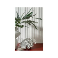 Lamele ścienne białe L0301P Largo Mardom Decor zamontowane na ścianie w salonie. Pionowe pasy optycznie podwyższają wnętrze i na