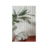 Lamele ścienne białe L0301P Largo Mardom Decor zamontowane na ścianie w salonie. Pionowe pasy optycznie podwyższają wnętrze i na