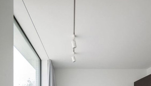 5 powodów, dla których architekci wybierają szyny karniszowe ukryte w suficie